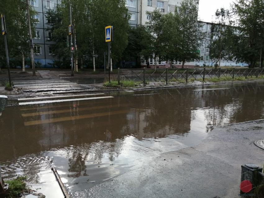 На Морском проспекте в Северодвинске затопило пешеходные переходы